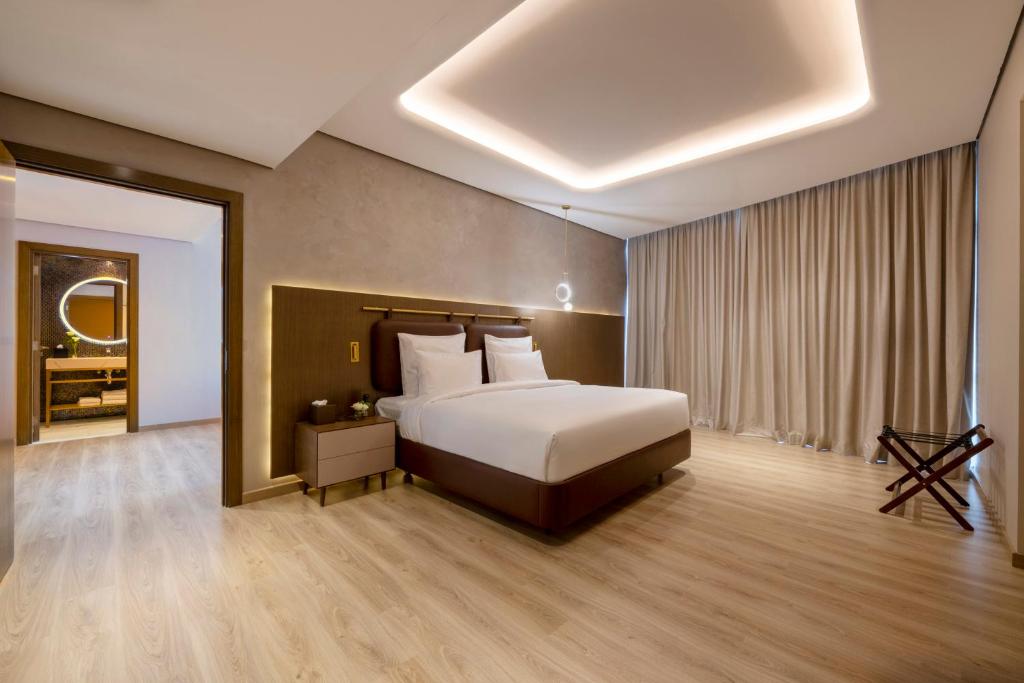 Premium King Suite with City View - Image 3