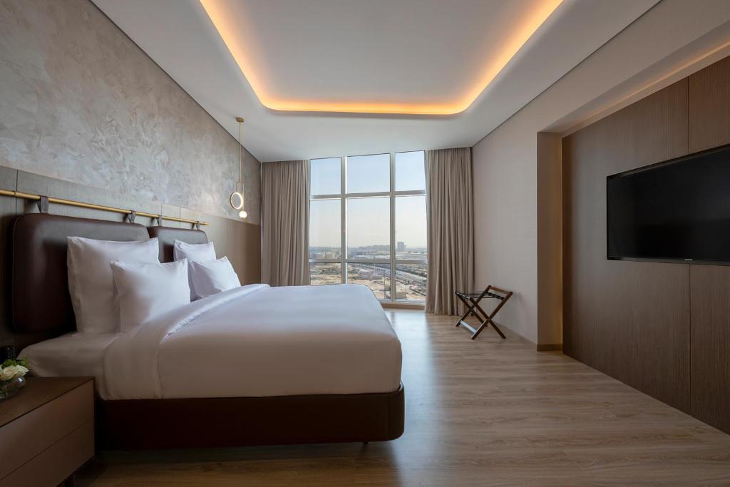 Premium King Suite with City View - Image 4