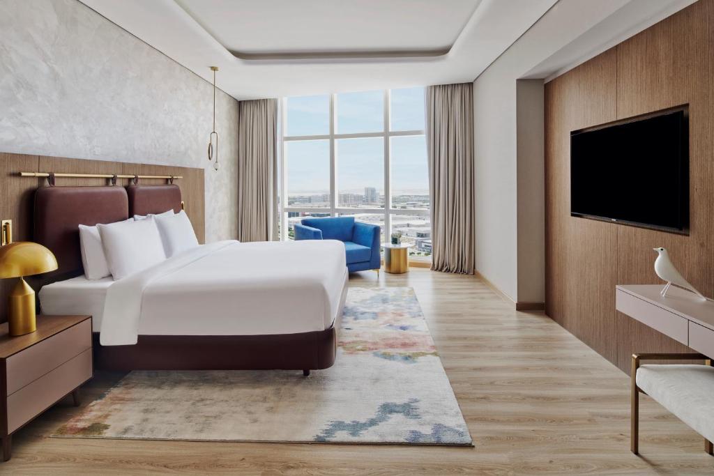 Premium King Suite with City View - Image 6