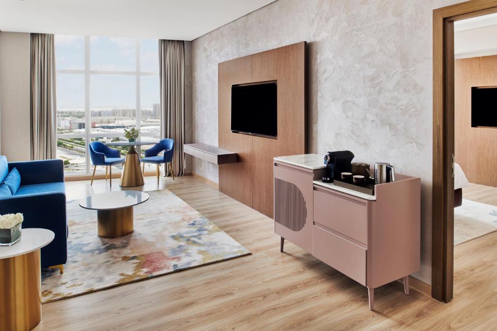 Premium King Suite with City View - Image 8