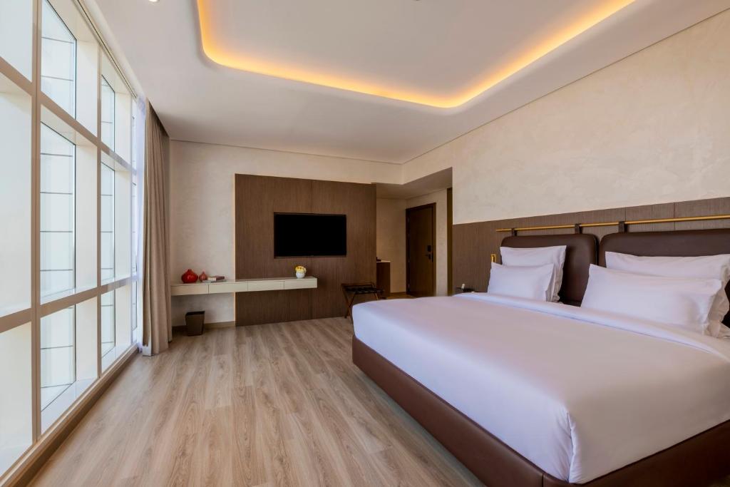Superior King Room with City View - Image 1