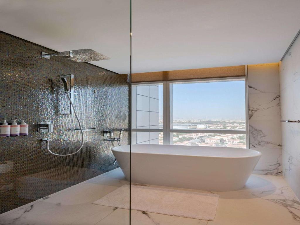 Superior King Room with City View - Image 6