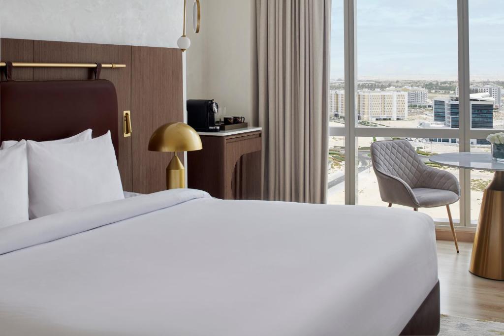 Superior King Room with City View - Image 7