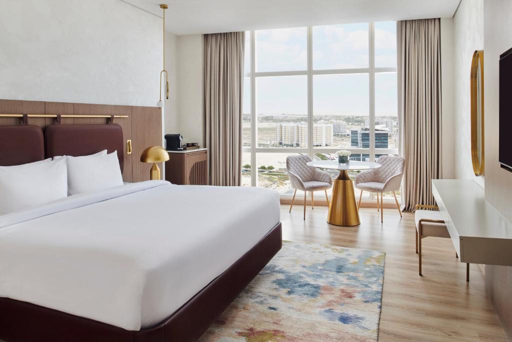 Superior King Room with City View - Image 8