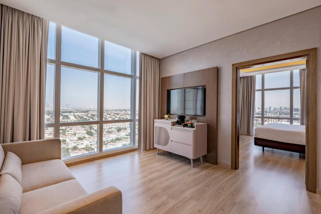 Superior King Suite with City View - Image 2