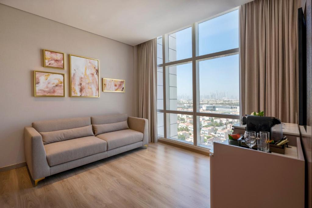 Superior King Suite with City View - Image 4