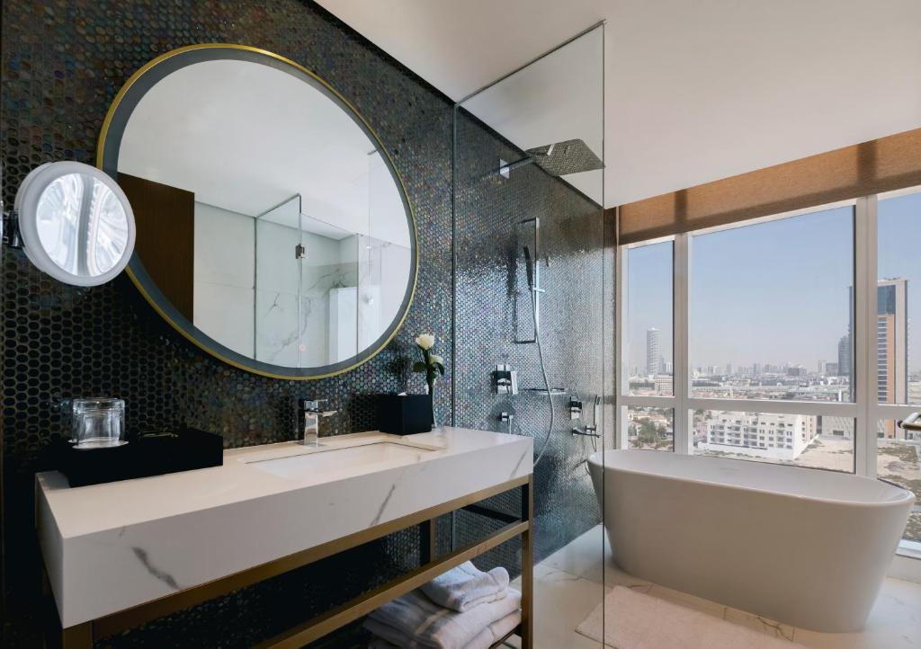 Superior King Suite with City View - Image 5
