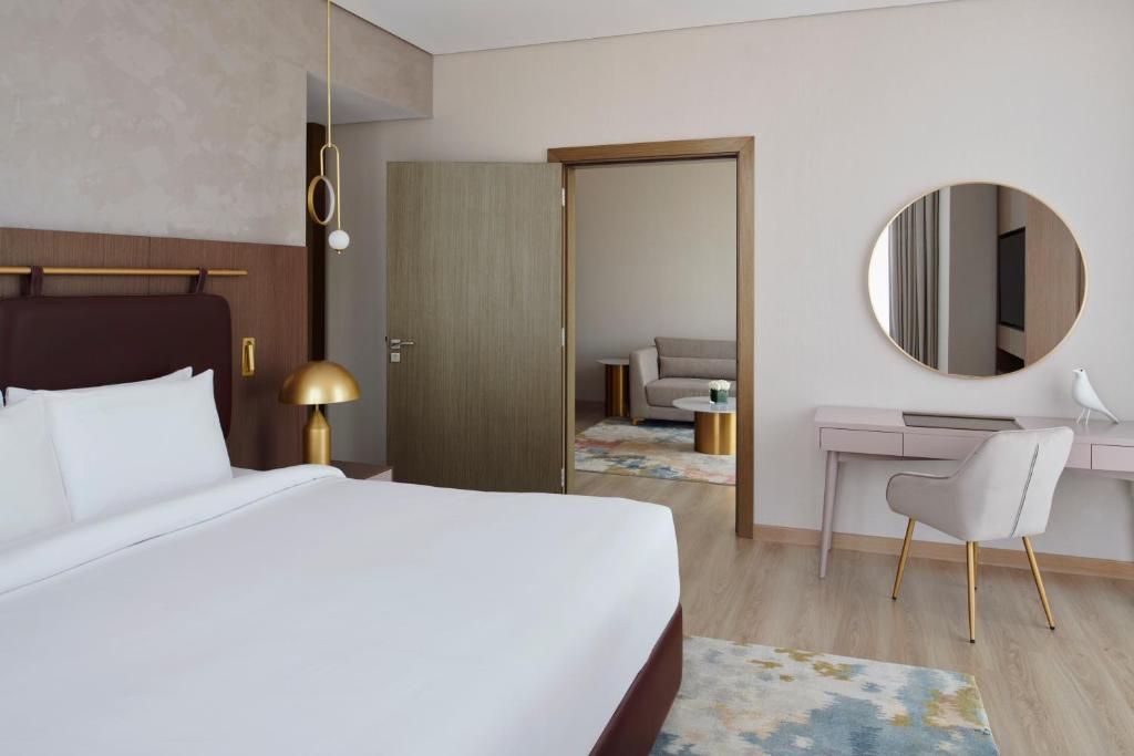 Superior King Suite with City View - Image 6