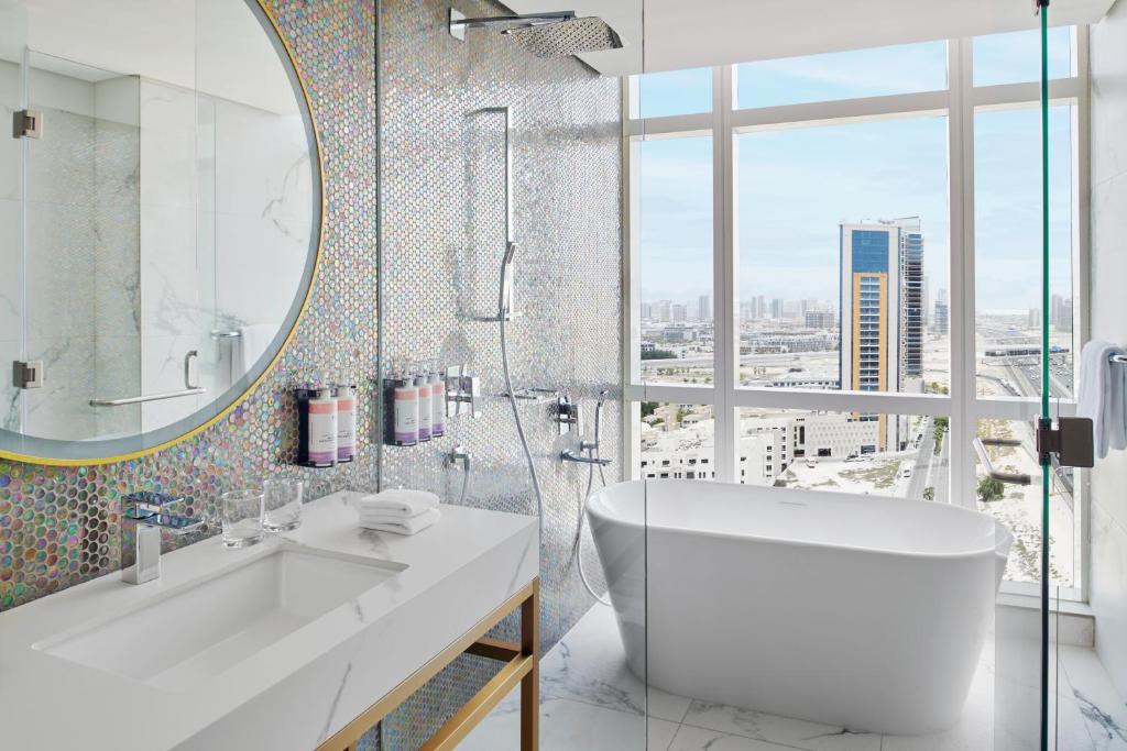 Superior King Suite with City View - Image 7