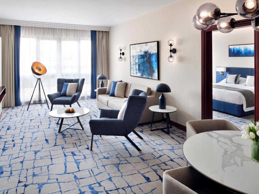 Deluxe Suite - Image 10