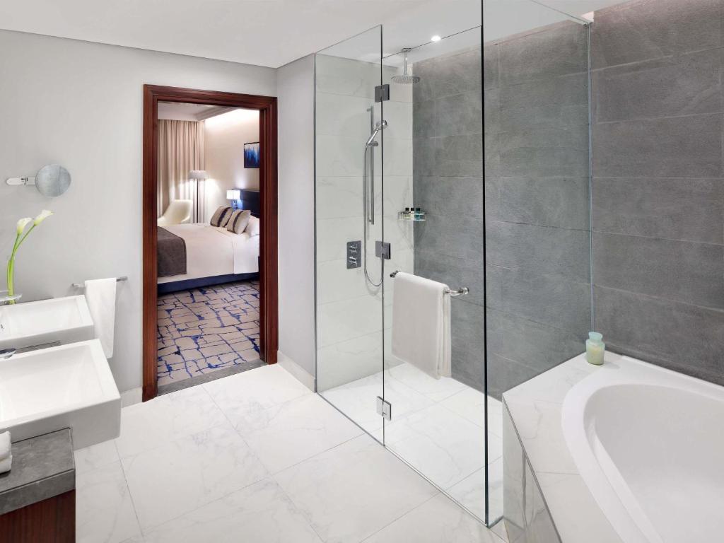 Deluxe Suite - Image 11