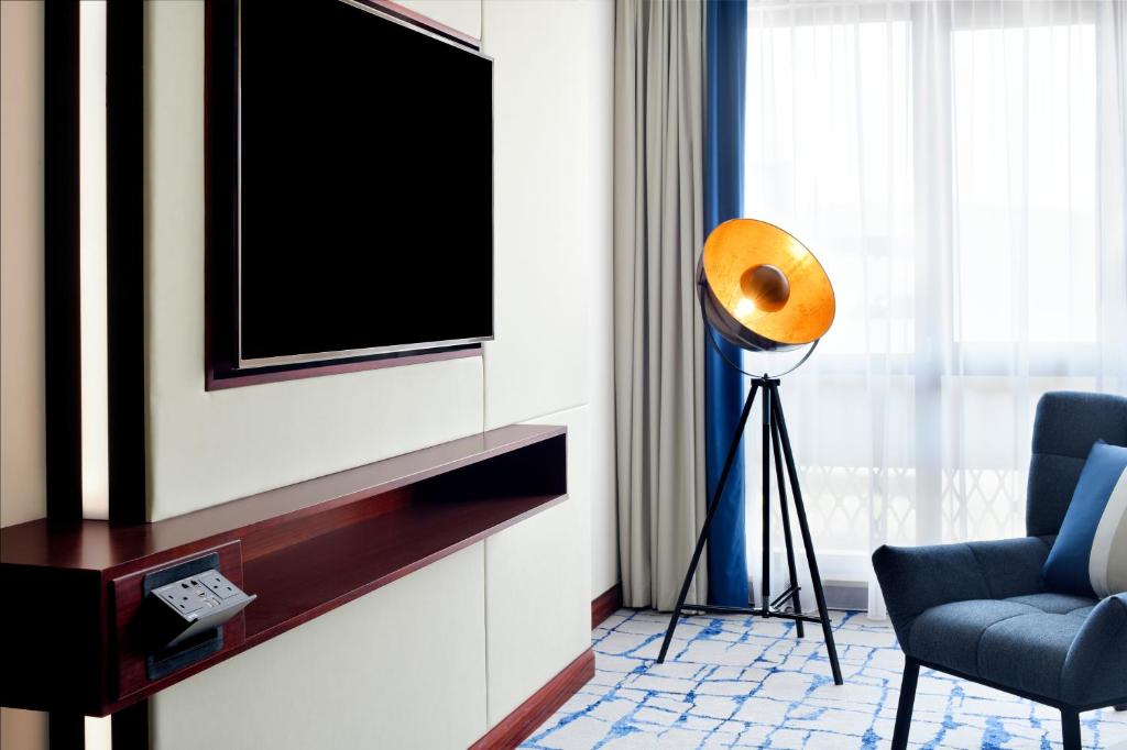 Deluxe Suite - Image 5