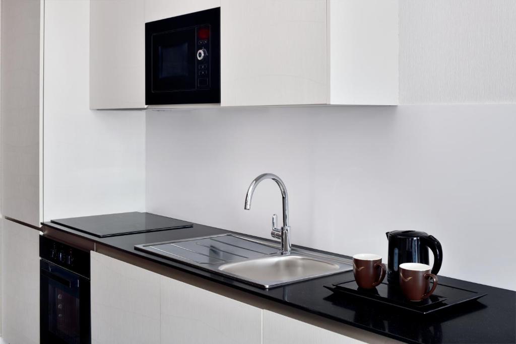 Deluxe King Room - Image 2