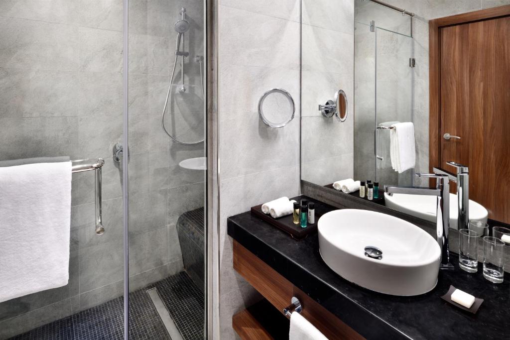 Deluxe King Room - Image 3