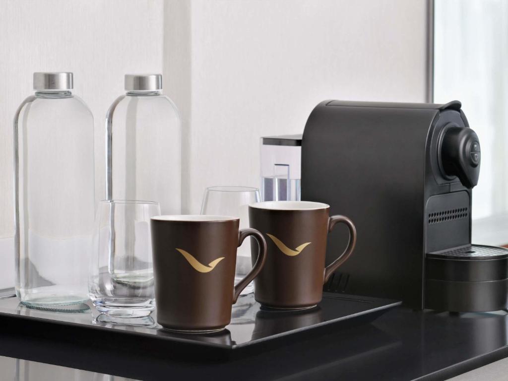 Deluxe King Room - Image 5