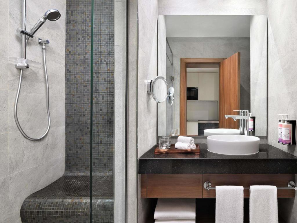Deluxe Twin Room - Image 8