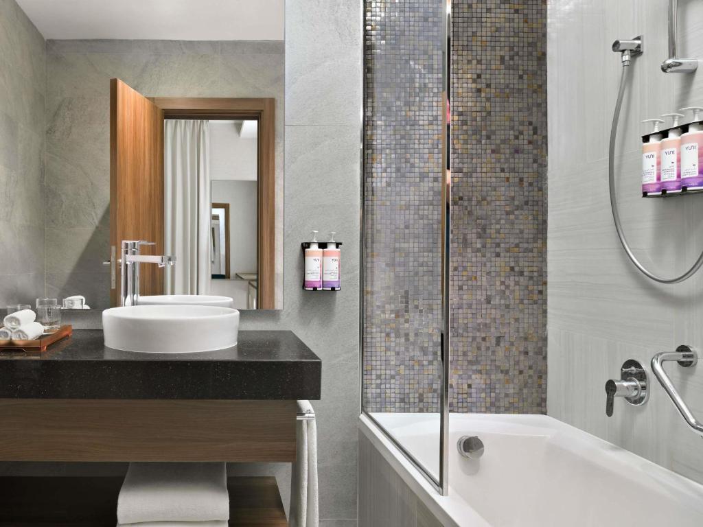 One-Bedroom Apartment - Burj Khalifa view - Image 14