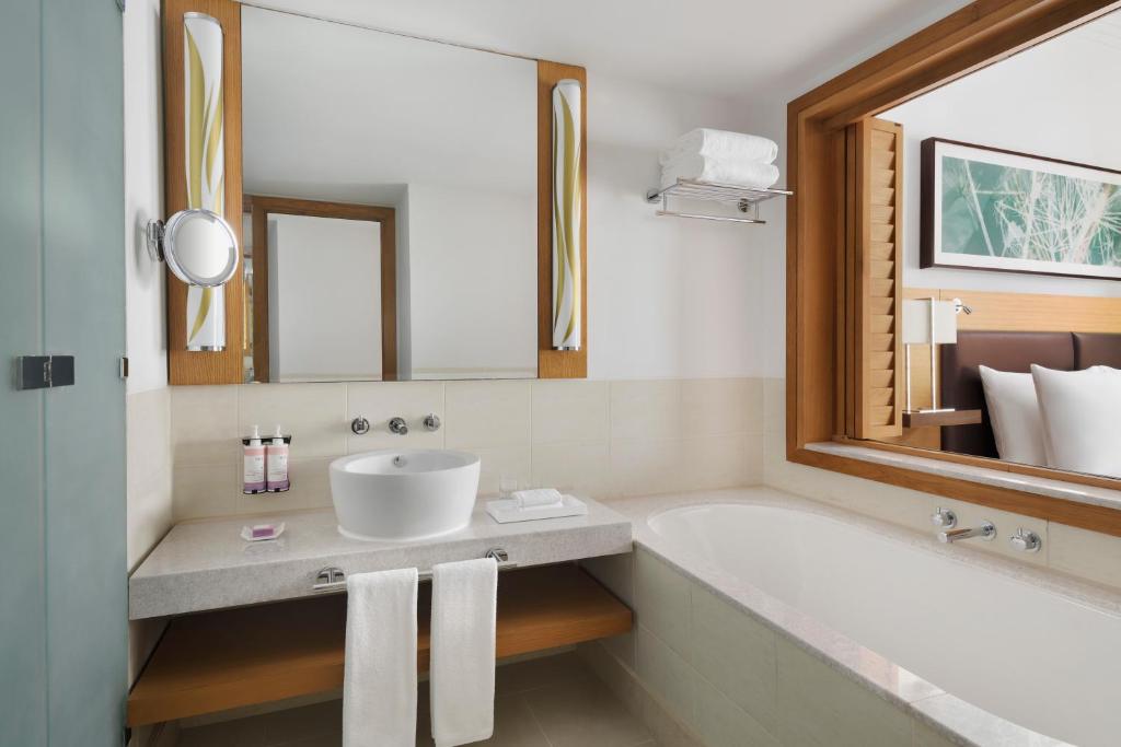 Deluxe Twin Partial Sea View with Balcony - Image 1
