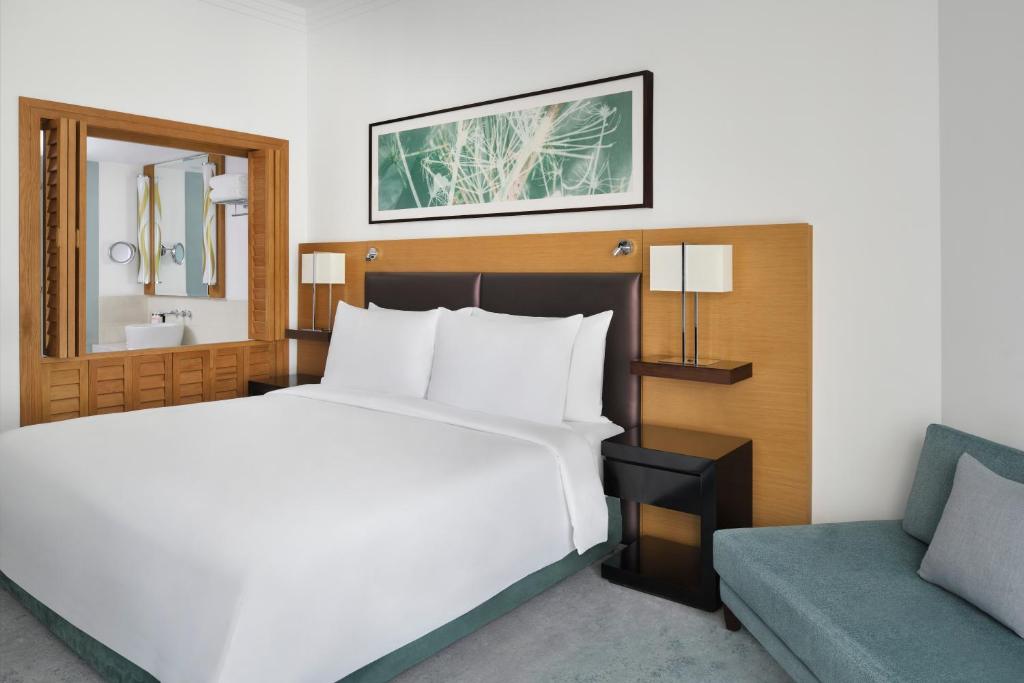 Executive King with Balcony - Image 3