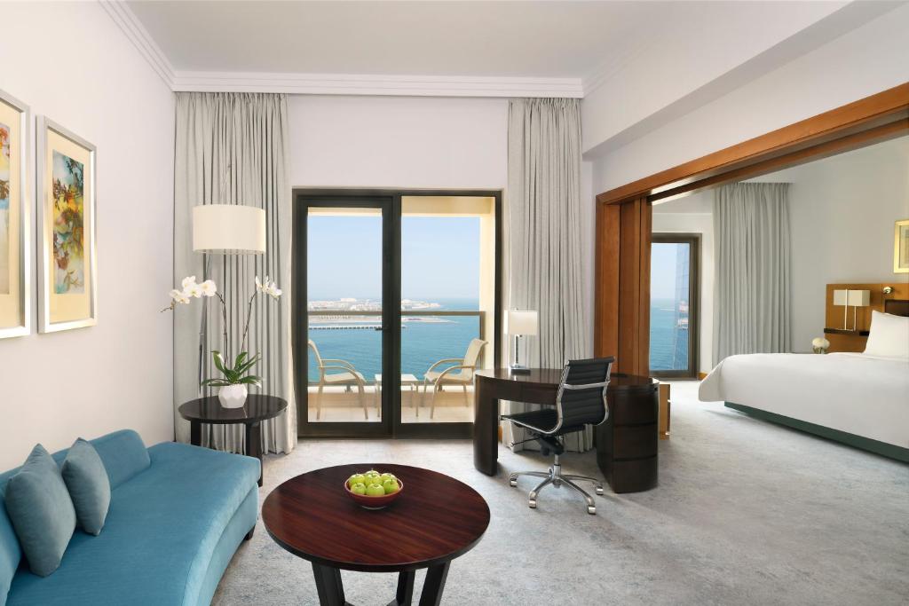 Executive Suite Partial Sea View with Balcony - Image 4
