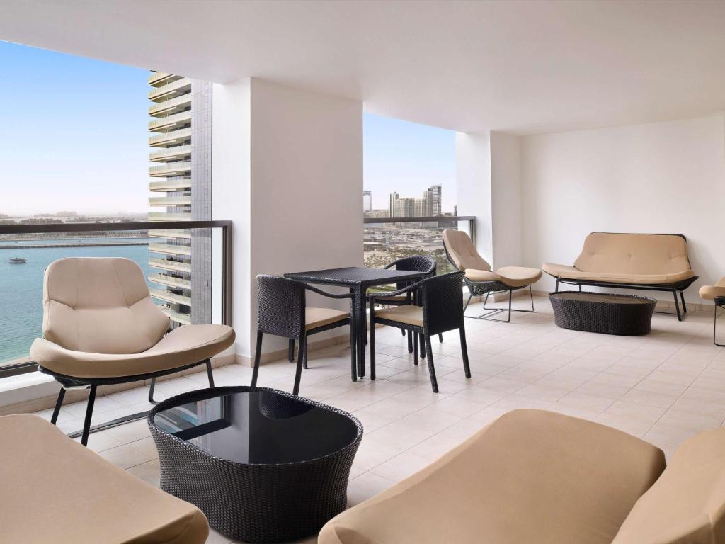 Executive Suite Partial Sea View with Balcony - Image 8