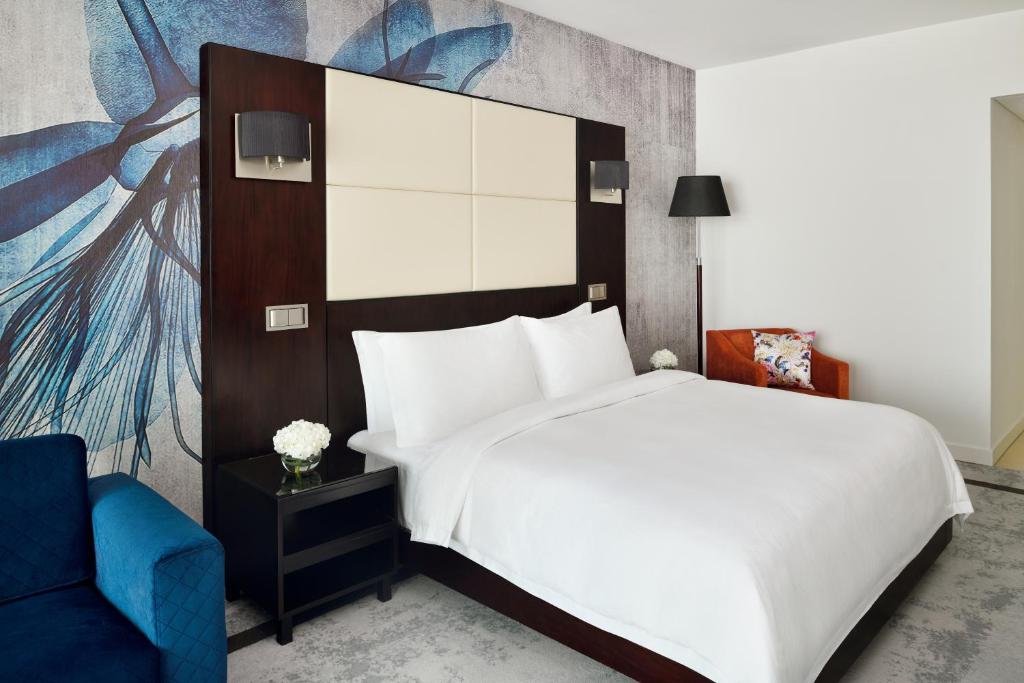 Junior Suite with Lake View and Balcony - Image 5