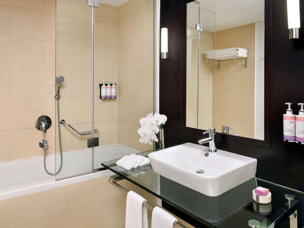 Junior Suite with Lake View and Balcony - Image 7