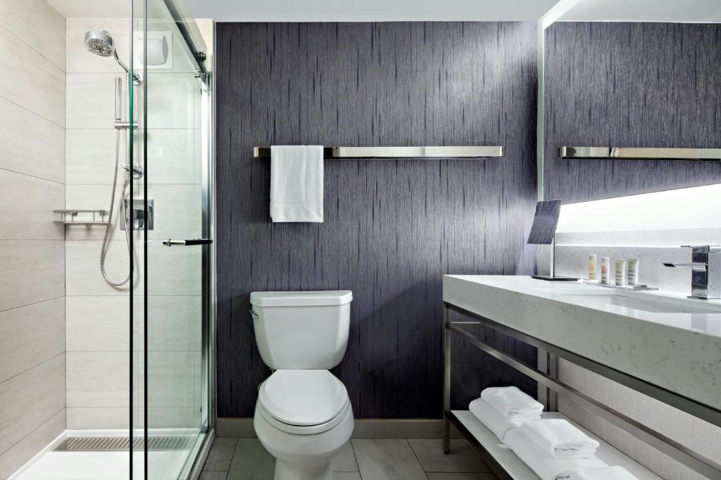 Deluxe Double Room with Two Double Beds and Roll-In Shower - Mobility Accessible - Image 9