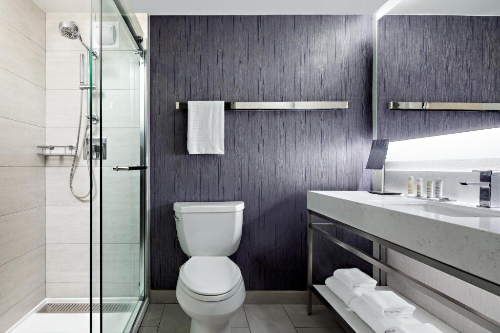 Deluxe Double Room with Two Double Beds - Hearing Accessible - Image 8