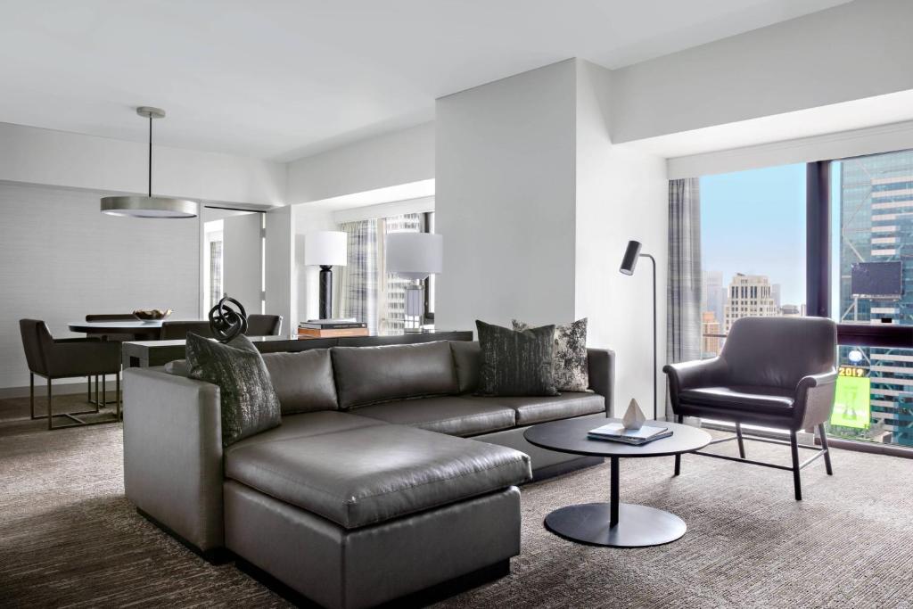 Executive King Suite with Sofa Bed - Club Lounge Access - Image 3