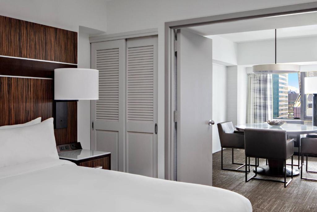 Executive King Suite with Sofa Bed - Club Lounge Access - Image 4