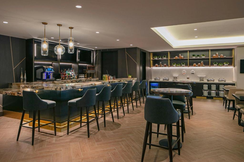 Executive King Suite with Sofa Bed - Club Lounge Access - Image 7