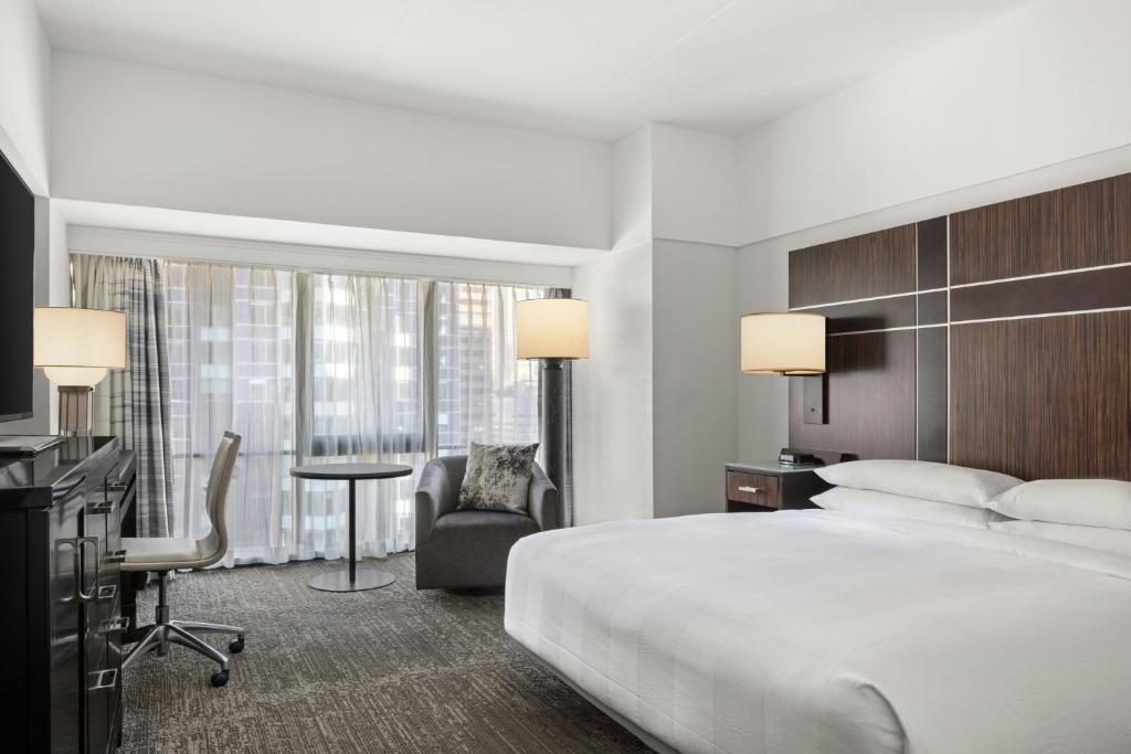King Room with Sofa Bed (Upon Request) and Roll-In Shower - Mobility Accessible - Image 4