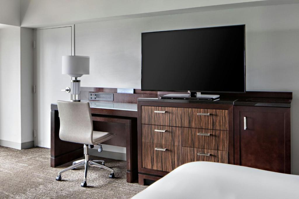 King Room with Sofa Bed (Upon Request) and Roll-In Shower - Mobility Accessible - Image 5