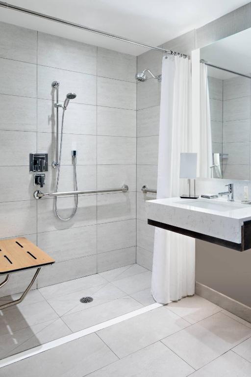 King Room with Sofa Bed (Upon Request) and Roll-In Shower - Mobility Accessible - Image 7