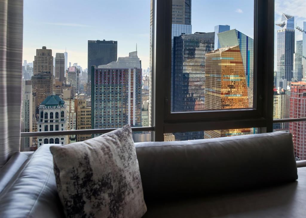 King Room with Sofa Bed (Upon Request) and Times Square View - Image 1