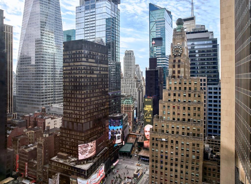 King Room with Sofa Bed (Upon Request) and Times Square View - Image 2