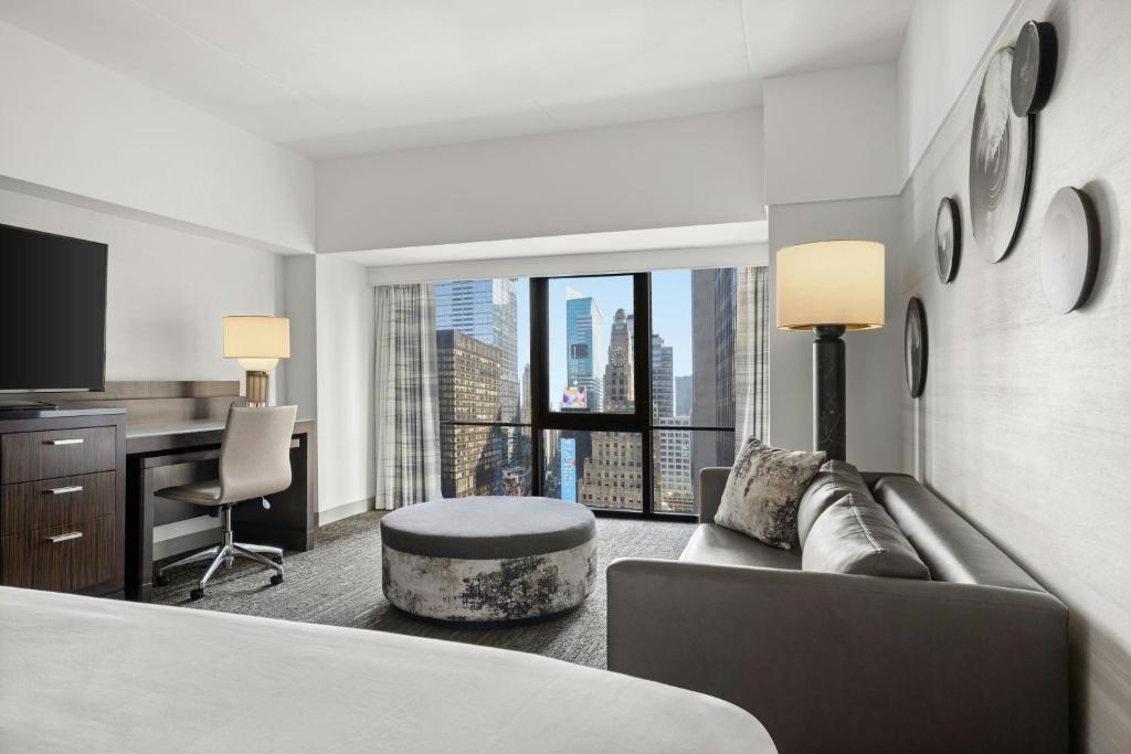 King Room with Sofa Bed (Upon Request) and Times Square View - Image 5