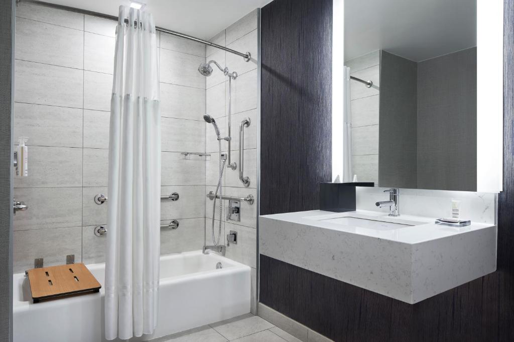 King Room with Sofa Bed (Upon Request) and Tub - Mobility Accessible - Image 4