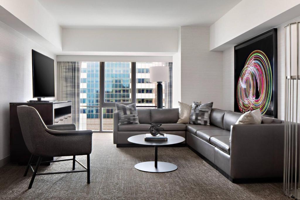 One-Bedroom Deluxe Suite with Two Double Beds and Sofa Bed - Club Lounge Access - Image 4