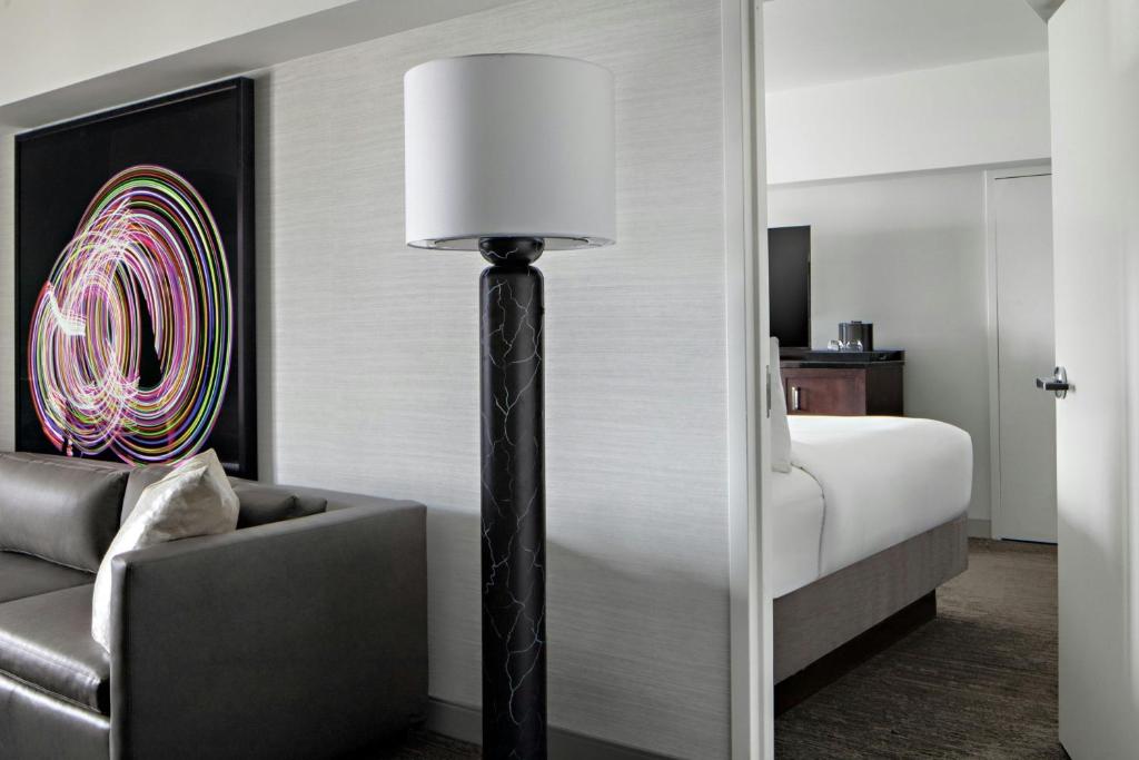 One-Bedroom Deluxe Suite with Two Double Beds and Sofa Bed - Club Lounge Access - Image 6