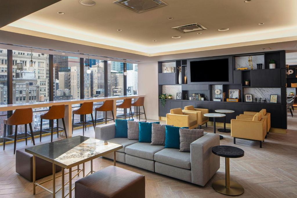 One-Bedroom Deluxe Suite with Two Double Beds and Sofa Bed - Club Lounge Access - Image 8