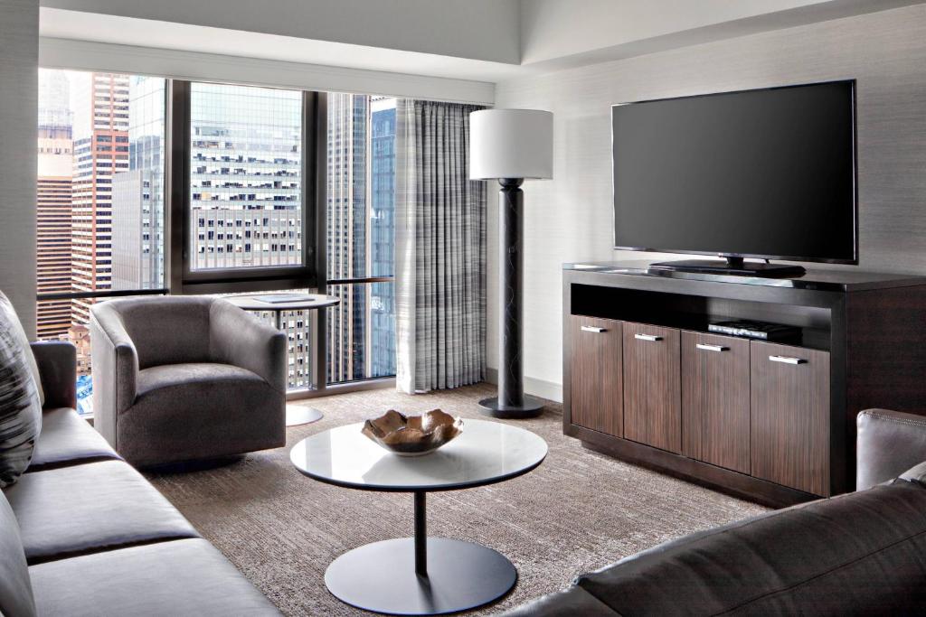 One-Bedroom King Suite with Sofa Bed - High Floor - Image 4