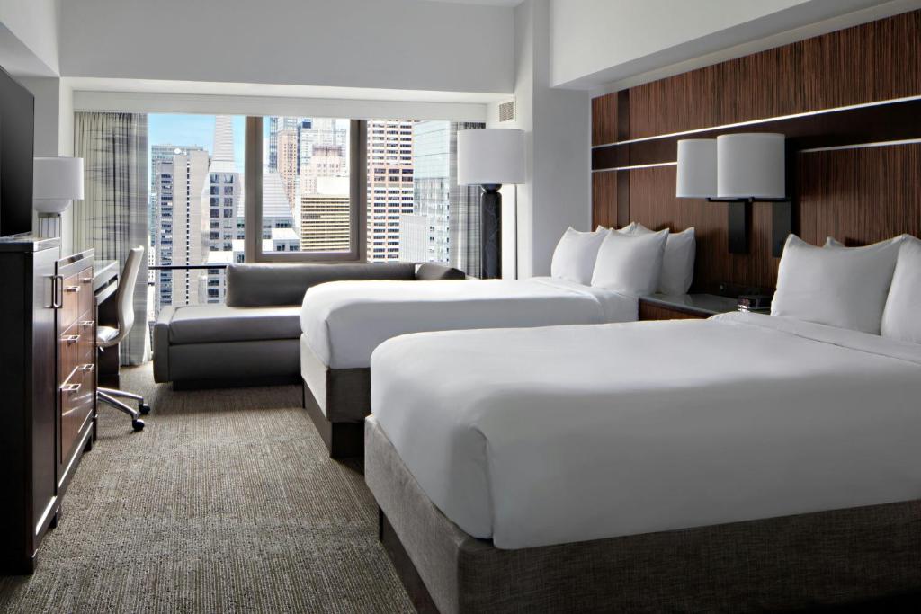 Superior Double Room with Two Double Beds and Times Square View - Hearing Accessible - Image 4