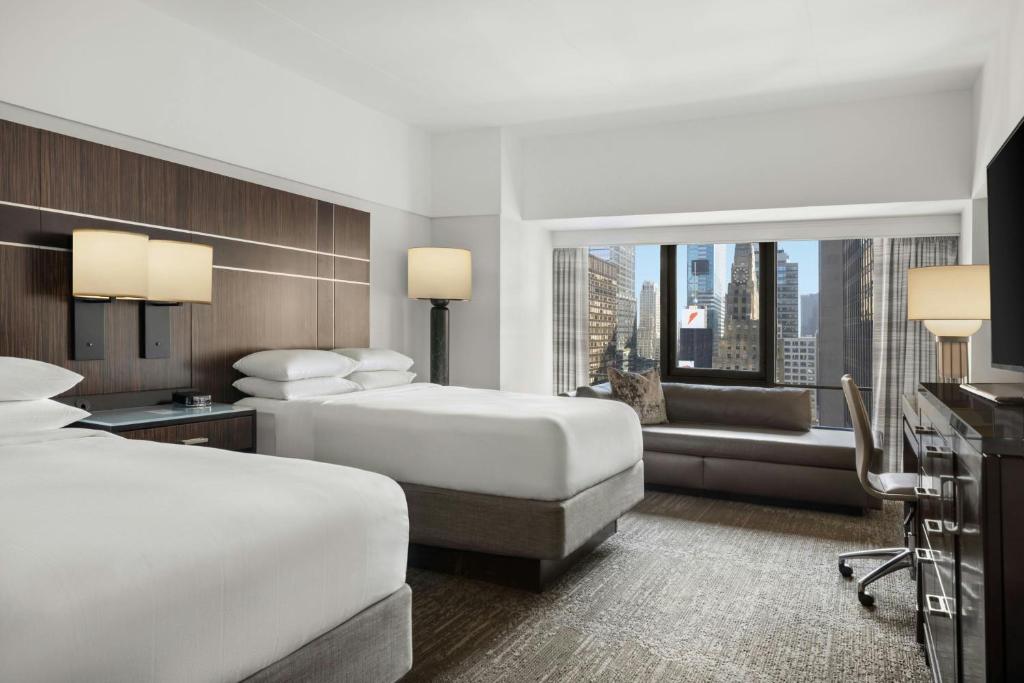 Superior Double Room with Two Double Beds and Times Square View - Hearing Accessible - Image 5