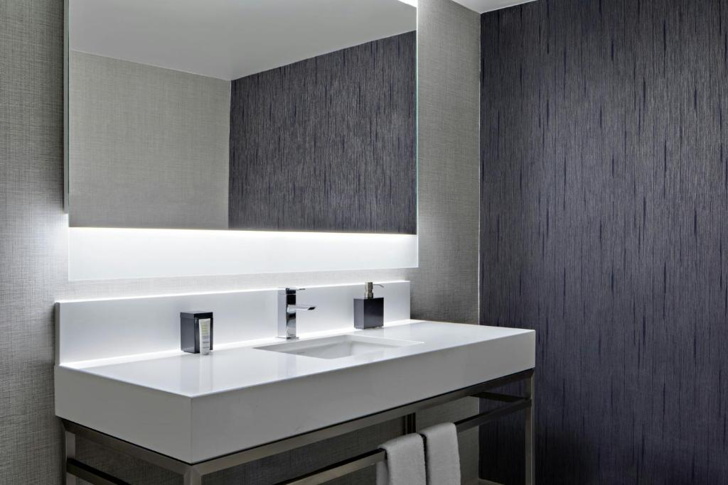 Superior Double Room with Two Double Beds and Times Square View - Hearing Accessible - Image 7