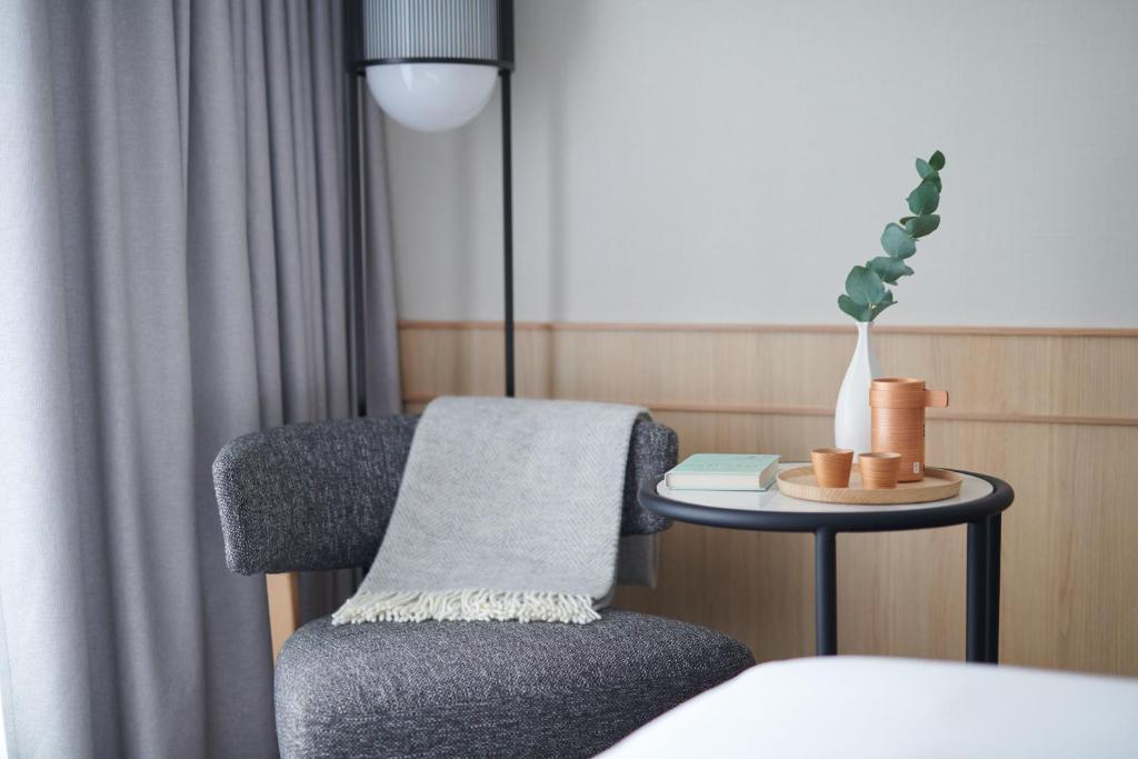 Deluxe Double Room with Balcony - Image 4