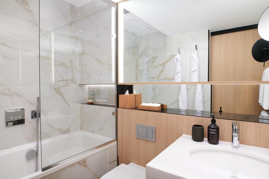 Superior Twin Room - Image 3