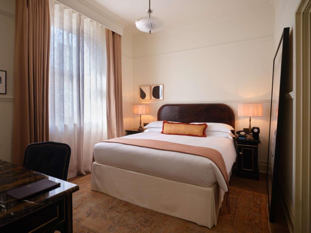 Parlour Suite - Image 1