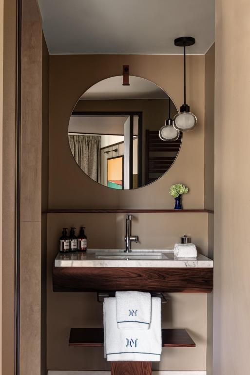 Corner Junior Suite - Image 3